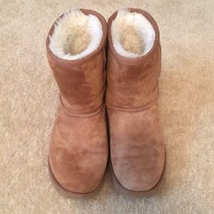 UGGS: classic chestnut brown